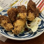 大衆寿司と肉汁餃子 魚餃屋 - 定番メニューの串カツ。　ちょっと油が古いかも。