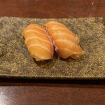 大衆寿司と肉汁餃子 魚餃屋 - サーモンのお寿司