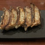 大衆寿司と肉汁餃子 魚餃屋 - 看板メニューの餃子