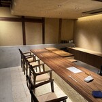 山勢 - 直線で構成される緊張感を素材感で和らげる華やかなカウンター｡