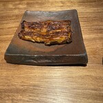 山勢 - 威風堂々の鰻｡温められた分厚い備前のまな板｡保温と迫力｡