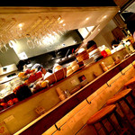 パプリカ食堂 Vegan - キッチンを囲むカウンター12席。