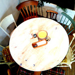 パプリカ食堂 Vegan - さまざまなスタイルの輸入アンティークチェア。