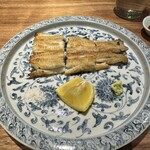 山勢 - 現代作家の作との染め付けに白焼きの焼き肌が美しい。