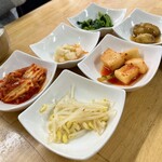 ソウル - 白菜キムチ・もやしナムル・カリフラワーナムル・カクテキ・菜の花ナムル・じゃがいもの甘辛