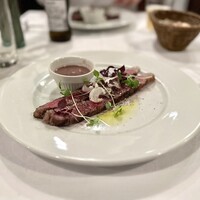 イノーヴェ - 鹿児島県産黒毛和牛内腿 足助地区有洞町廣美さんの薪グリル 葛沢町徳八農園の白玉葱 ロックフォールのソース