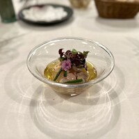 イノーヴェ - 三河産真コチ クリュ 橙のヴィネグレット オリーブオイル ミックスハーブ