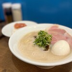 むかん 初台 - 豚骨ラーメン（明太子一本乗せご飯付き）
      セットで1,000円