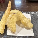 あなご屋銀座ひらい - 天ぷらは、海老、さつまいも、ヤングコーン、その奥に隠れてるのがあなご