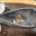 あなご屋銀座ひらい - あなご骨酒は舟形の器で