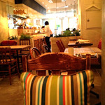 パプリカ食堂 Vegan - 店内奥のベンチ席。