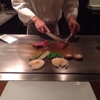 神戸プレジール 本店 - 但馬牛と神戸牛を一人前ずつ調理中。