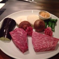 神戸プレジール 本店 - 左が但馬牛で右が神戸牛。サシの入り方が明らかに違う。