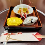 246601078 - 鶴と亀の器と、水引のあしらい　鴨肉は金紙で包まれて