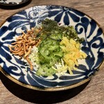 沖縄炭火料理店 うむさんの庭 - 海ぶどうとお漬物の和風サラダ