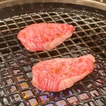 黒毛和牛まるごと一頭買い焼肉 道頓堀みつる - 三角バラ焼いてます