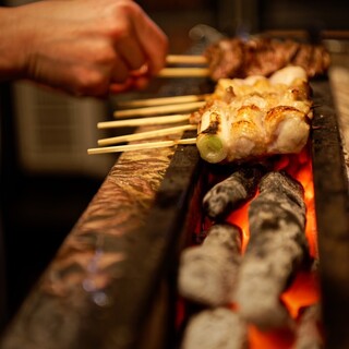 獨特渠道進口的優質肉類◎精心製作的炭火串燒