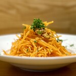 洋食 おがた - 人参とクルミのサラダ