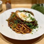 洋食 おがた - 目玉焼きの火入れ加減はご愛嬌