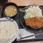 松のや - ロースカツ定食(590円がアプリクーポンで550円、ごはん特盛無料)
            紙クーポンでコロッケ80円が無料(2024.4.29)