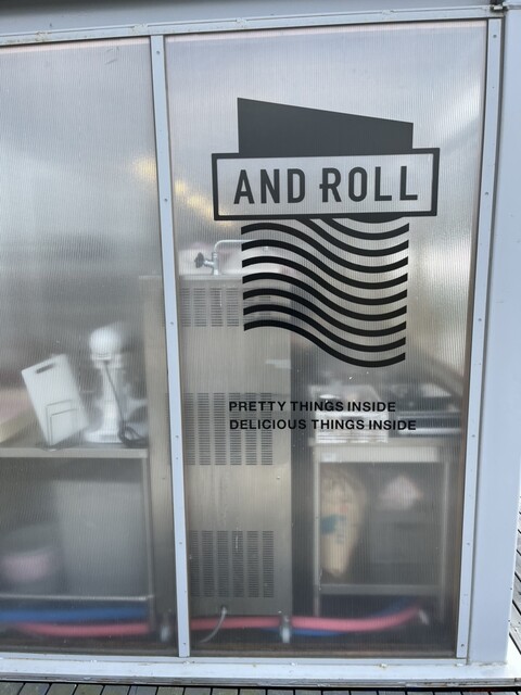 AND ROLL（アンド ロール） - 鏡石（ケーキ）の写真