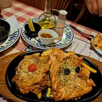 PIZZERIA ALICES - もも肉とむね肉でした。むね肉がもも肉の倍くらい。