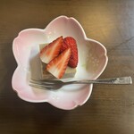 Tabei - 豆乳黒糖プリン　苺のトッピング