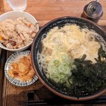 京武うどん - 卵とじうどんと炊き込みご飯