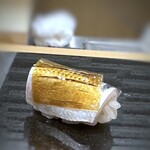 Sushi To Amakusadaiou Amane - 小鰭（天草）、薄板昆布のせ・・小鰭に薄板昆布をのせて頂くのは初めてですけれど、合います。