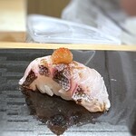 Sushi To Amakusadaiou Amane - 伊佐木・・旬かしら。皮目を炙ってありいいお味。