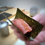 Sushi To Amakusadaiou Amane - 鮪手巻き・・有明の高級海苔はパリパリ。マグロと共に頂くと美味しいこと。