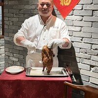 全聚徳 銀座店 - 目の前でサーブしてくれます