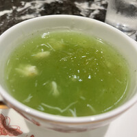 全聚徳 銀座店 - フカヒレとカニのスープ　ほうれん草のエキスで緑色