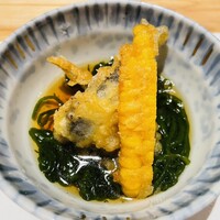 和彩 そあら - 稚鮎ととうもろこしの天ぷら　下には天然のもずく