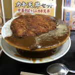 大衆食堂まるふく - ルーが溢れてます。