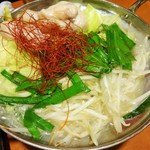 ニパチ - モツ鍋 白湯。モツ鍋のスープは、他の数種類から選べます。