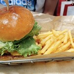 J.S. BURGERS CAFE マークイズ福岡ももち店 - チェダーチーズバーガー(ポテト付き)