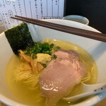 麺屋 加減 - ビジュは相変わらず、オサレな今どき風。オイルもたっぷり浮いてま。スープは何の出汁なのかがやっぱりわからん。魚介類は感じず、貝も感じない。まあ後に残るは鳥なんだろけど、塩味は感じるけど出汁が？