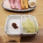 つけ麺 和 盛岡フェザン店 - ニンニク、ネギ