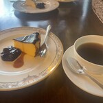 Kitchen まなや - ホットコーヒー170円とチーズケーキ330円。計500円の贅沢。