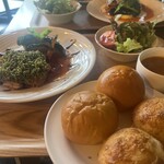 Kitchen まなや - つくば鶏のペルシャード。ソースはトマトソース、スープはミネストローネ、パンは大盛り。