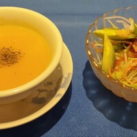 中国四川料理 桃花源 - 南瓜スープとサラダ。これが一番美味しかった