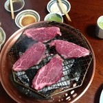 炭火焼肉たけ仙 - 久々に本当に美味しい牛肉を頂きました。3人で18000円。味を考慮すると文句の付けようがありません。