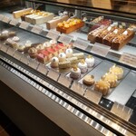 パティスリーグラム - ショーケース（プチガトー / ケーク）