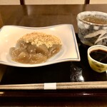 Tsubomi - わらび餅を注文するとほうじ茶が付いてきます