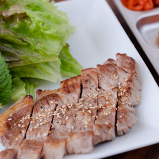 值得骄傲的韩国菜需要花费大量的时间和精力。五花肉也是必须尝试的。