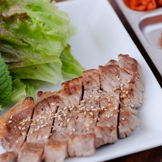 手間暇かけた自慢の韓国料理。必食のサムギョプサルも