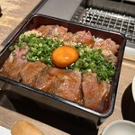 天神黒毛流 焼肉 参星 - 月見カルビ重　¥1300