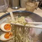 Hakata Kawabata Dosanko - 麺は中太縮れ玉子麺