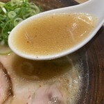 Hakata Kawabata Dosanko - スープは思いの外さっぱり系　ちょっと薄いのかな